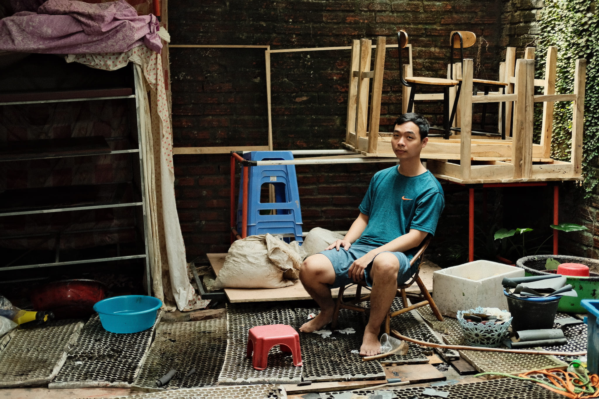 Một góc studio “lộn xộn” về cảnh quan nhưng “ngăn nắp” về nghệ thuật của Nguyễn Đình Văn