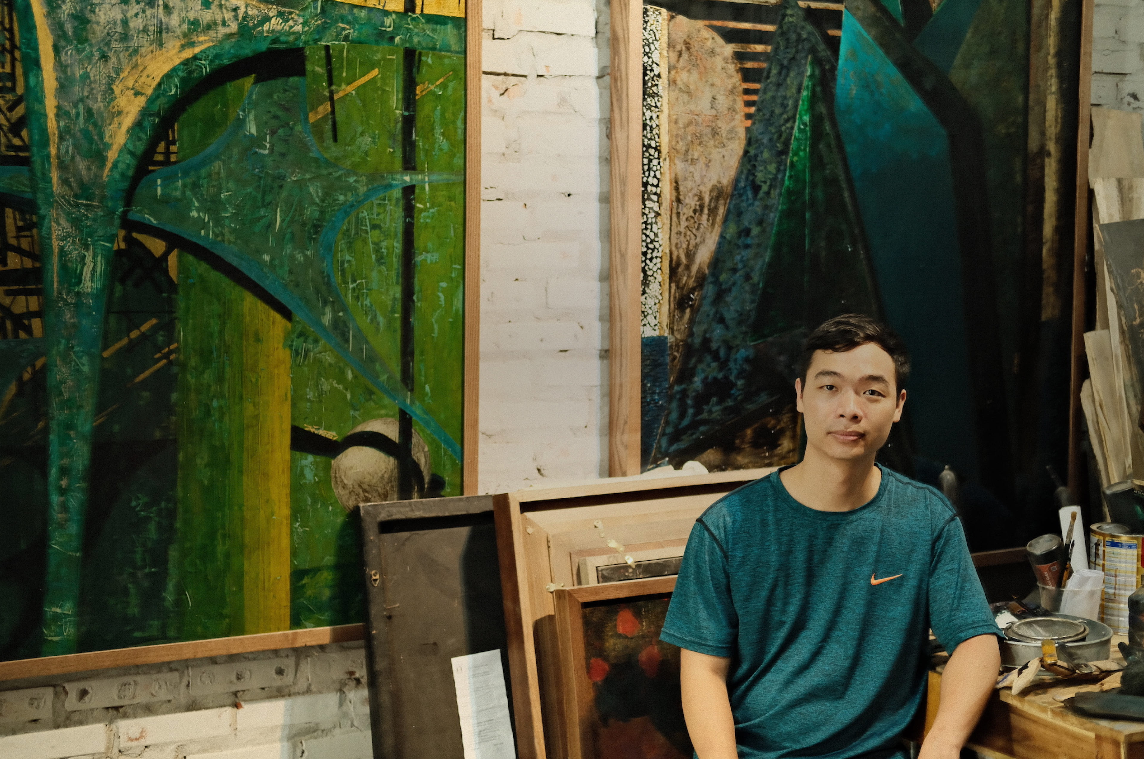 Hoạ sĩ Nguyễn Đình Văn trong studio của mình