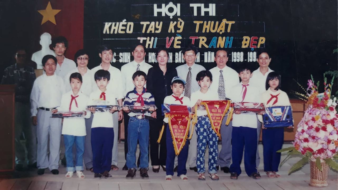 Kết quả của quá trình tập tành hội họa là năm lớp 3 (1998), Hưng Nguyễn đã đạt giải Đặc biệt của Hội thi vẽ tranh đẹp của tỉnh Bắc Ninh.